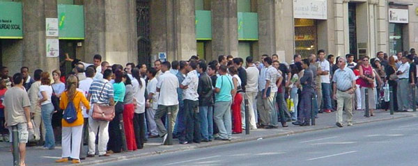 Imagen  de una cola para entrar a un comedor de Cáritas en Barcelona