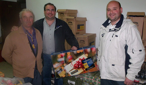 En la foto momento de la entrega, por parte de militantes de Falange Auténtica, de la cesta de Navidad de 2011, a Cáritas Parroquial de guareña, ya que el número agraciado con dicha cesta no apareció.