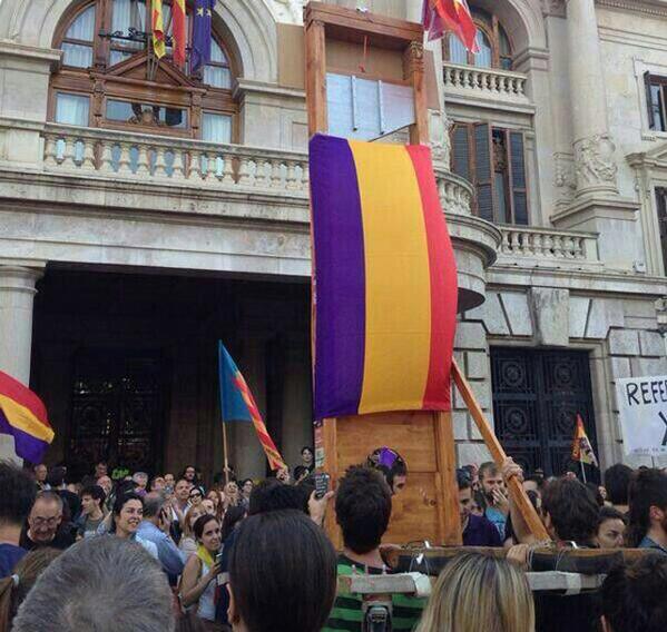 Guillotina en una manifestación republicana