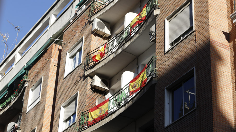 Banderas de España en balcones
