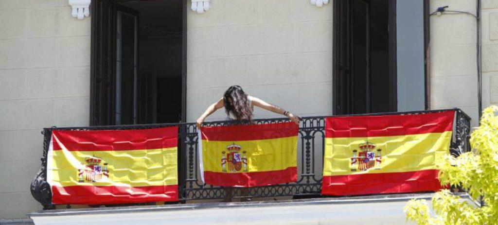 Banderas de España en balcones