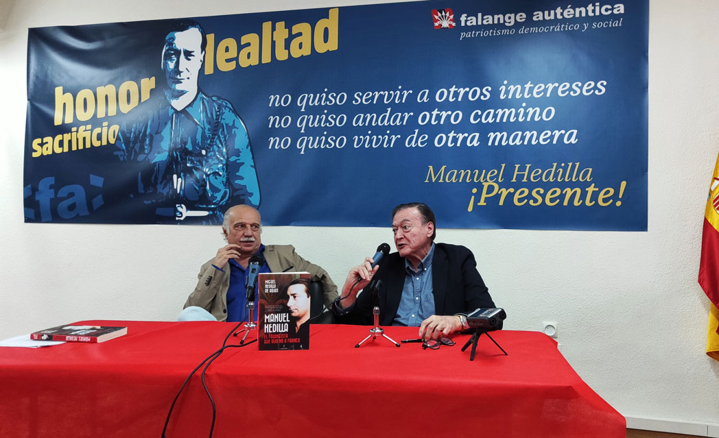 Miguel Hedilla, durante la presentación de su libro en Alicante, acompañado por Manuel Cepeda